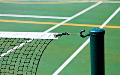 Personnalisation des équipements de sécurité et accessoires sur les courts de tennis en gazon synthétique à Nice