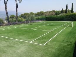 Gestion des Déchets dans la Construction de Courts de Tennis en Gazon Synthétique pour les Hôtels de Luxe à Nice