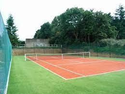 Règles de sécurité pour les enfants sur un terrain de tennis à Nice fournit par un Le constructeur de terrains de tennis Nice dans les Alpes-Maritimes