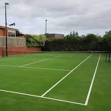Comment choisir la taille optimale pour un court de tennis dans les Alpes-Maritimes, pour les centres de loisirs grace au Constructeur de courts de tennis en gazon synthétique Nice?