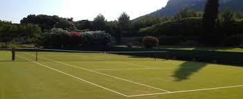 Constructeur court de tennis en gazon synthétique et les Avantages des Matériaux Durables dans les Alpes Maritimes