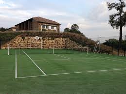Constructeur de courts de tennis en gazon synthétique Nice l’optimisation et l’utilisation de l’Espace pour un Court de Tennis en Gazon Synthétique à Nice, Alpes-Maritimes