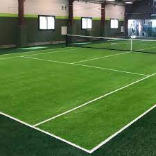 Comment choisir les équipements de jeu appropriés pour un court de tennis en gazon synthétique à Nice dans les Alpes Maritimes pour les centres de loisirs?