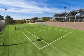 Garantir la Sécurité des Joueurs sur un constructeur  Court de Tennis en Gazon Synthétique Nice dans les Alpes Maritimes pour les Centres de Loisirs