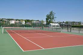 Assurer une disponibilité adéquate des équipements pour la construction d’un court de tennis dans un Spa haut de gamme à Toulon, Var