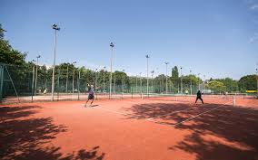 L’intégration de systèmes de monitoring météorologique : un atout pour la sécurité des joueurs dans la construction d’un court de tennis