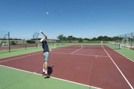L’utilisation de revêtements de sol avec une résistance aux UV pour prolonger la durabilité de la construction d’un court de tennis à Toulon dans le Var