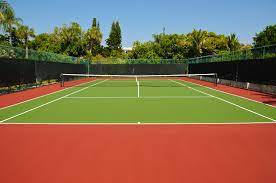 Comment choisir entre différents constructeurs de courts de tennis à Toulon dans le Var pour les centres de bien-être ?