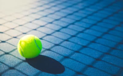 Les défis liés à trouver le bon équilibre entre respect des traditions et l’incorporation de concepts modernes lors de la conception d’un court de tennis de luxe à Toulon.