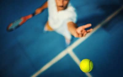 Comment les retours des entraîneurs et des joueurs professionnels sont-ils utilisés pour améliorer un court de tennis haut de gamme à Toulon ?