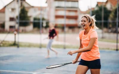 Quelles sont les considérations pour l&rsquo;harmonisation d&rsquo;un court de tennis haut de gamme à Toulon avec les infrastructures existantes ?