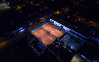 Quels sont les critères de sélection pour le personnel chargé de l’entretien du court de tennis à Aix-en-Provence dans les hôtels cinq étoiles ?