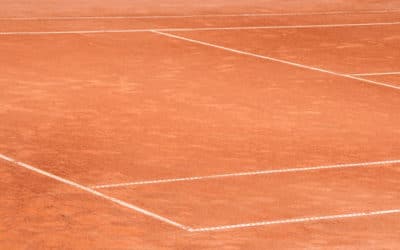 Quels sont les avantages des surfaces en terre battue pour un court de tennis destiné aux académies à Toulon dans le Var ?