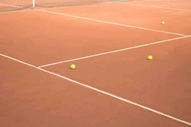 La réfection de courts de tennis en béton poreux à Grasse s'adresse à une variété de bénéficiaires, qu'il s'agisse de clubs de tennis, de collectivités locales ou de particuliers.