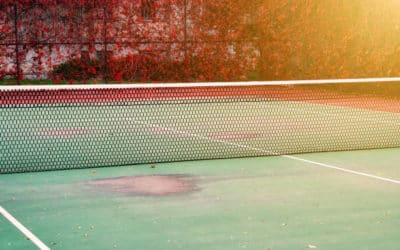 Pourquoi les normes internationales de jeu sont-elles prises en compte dans la rénovation des courts de tennis à Lyon?