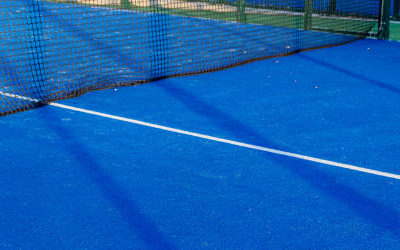 Comment les constructeurs de courts de tennis à Toulon dans le Var pour les centres de bien-être gèrent-ils les problèmes de zonage et de règlements locaux ?