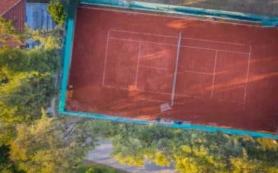 Construction d&rsquo;un court de tennis à Toulon: Optimiser l&rsquo;attrait et l&rsquo;utilisation d&rsquo;un court pour écoles primaires à travers le choix des couleurs et des marquages