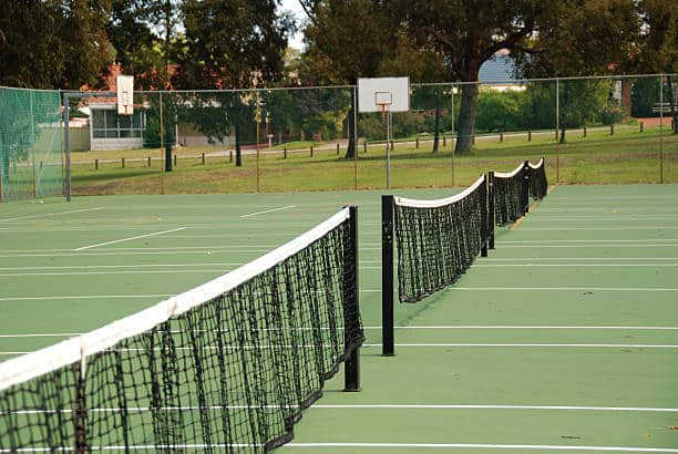 maintenance-court-de-tennis-en-beton-poreux-a-ramatuelle