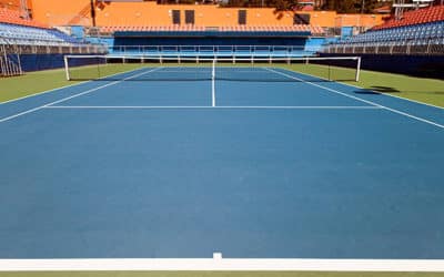 Quels sont les facteurs à considérer lors du choix du revêtement pour un court de tennis dans un centre de bien-être à Toulon dans le Var ?