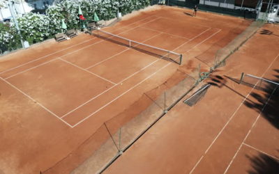 Pourquoi est-il crucial de prévoir un bon drainage sur le court de tennis ?