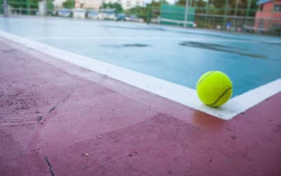Construction d’un court de tennis à Marseille : Éclairage nocturne d’un court de tennis dans les Bouches-du-Rhône pour les hôtels de luxe