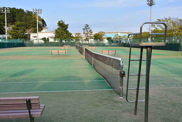 La réfection de courts de tennis en béton poreux à Grasse s'adresse à une variété de bénéficiaires, qu'il s'agisse de clubs de tennis, de collectivités locales ou de particuliers.