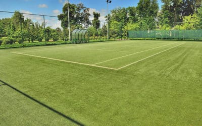 Construction Court de Tennis à Toulon : Intégration d&rsquo;Éléments de Récupération Artistique