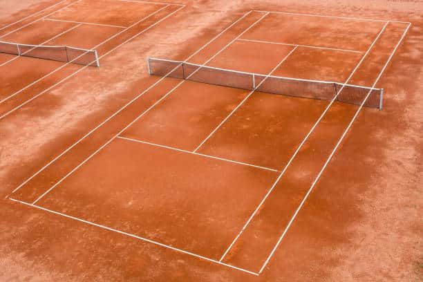 La réfection de courts de tennis en béton poreux à Grasse s'adresse à une variété de bénéficiaires, qu'il s'agisse de clubs de tennis, de collectivités locales ou de particuliers.