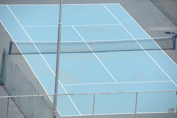 maintenance-court-de-tennis-en-beton-poreux-a-ramatuelle
