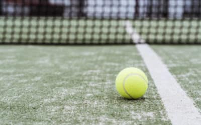 Quelle distance minimale doit être respectée entre deux courts de tennis construits par Service Tennis à Toulon ?