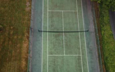 Comment Service Tennis utilise-t-il des matériaux écologiques dans la construction de courts de tennis à Toulon ?