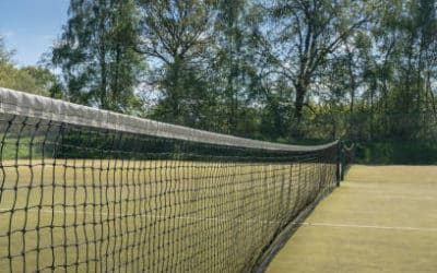 Construction d&rsquo;un court de tennis en gazon synthétique à Nice dans les Alpes Maritimes: Les Options d&rsquo;Éclairage pour les Courts de Tennis en Gazon Synthétique à Nice