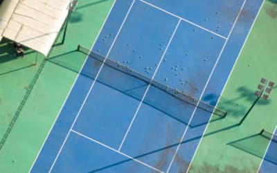 Comment assurer une bonne évacuation des eaux pluviales sur un court de tennis en rénovation ?