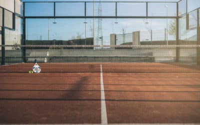 Comment les contraintes de temps sont-elles gérées lors de la construction des courts de tennis à Marseille?