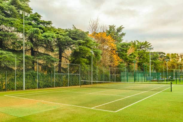 il est essentiel de disposer des courts de tennis bien construits et équipés de mesures de sécurité avancées.