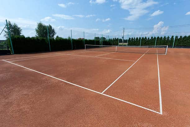 La réfection de courts de tennis en béton poreux à Grasse s'adresse à une variété de bénéficiaires, qu'il s'agisse de clubs de tennis, de collectivités locales ou de particuliers.