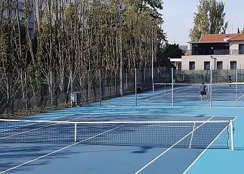 Comment choisir le bon constructeur de court de tennis en gazon synthétique à Nice pour une école de sport?