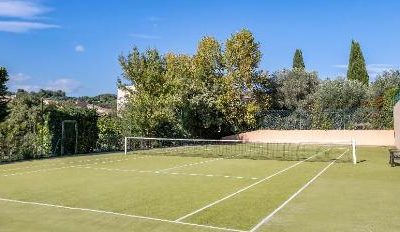 Construction d&rsquo;un court de tennis en gazon synthétique à Nice : les étapes clés