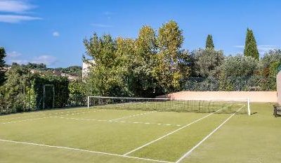 L’Importance de la Résistance aux Déformations Permanentes dans la Maintenance de l’Uniformité et de la Planéité des Courts de Tennis en Gazon Synthétique à Nice pour les Organismes Sportifs