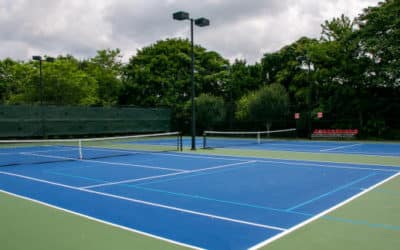 Construction d&rsquo;un Court de Tennis en Résine Synthétique à Fréjus par Service Tennis avec Pourquoi Choisir un Court de Tennis en Résine Synthétique Plutôt qu&rsquo;en Béton à Fréjus pour les Villas