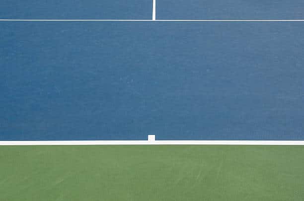 La Construction d&rsquo;un Court de Tennis en Résine Synthétique à Fréjus par Service Tennis pour améliorer la valeur de leur propriété