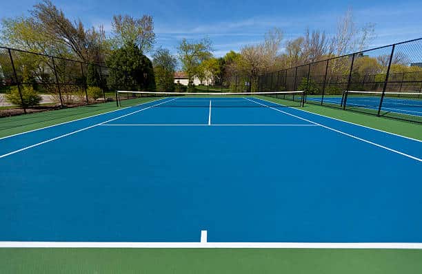 Construction d&rsquo;un Court de Tennis en Résine Synthétique à Fréjus par Service Tennis pour les membres du club de tennis.