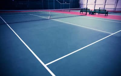 L’importance d’inclure une marge de budget pour les imprévus lors de la rénovation d’un court de tennis à Fréjus