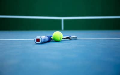 Construction d&rsquo;un Court de Tennis en Résine Synthétique à Fréjus par Service Tennis pour préserver les articulations des joueurs