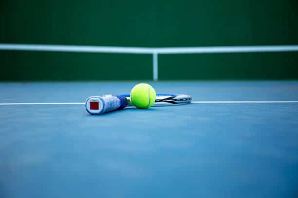 Construction d&rsquo;un Court de Tennis en Résine Synthétique à Fréjus par Service Tennis pour préserver les articulations des joueurs