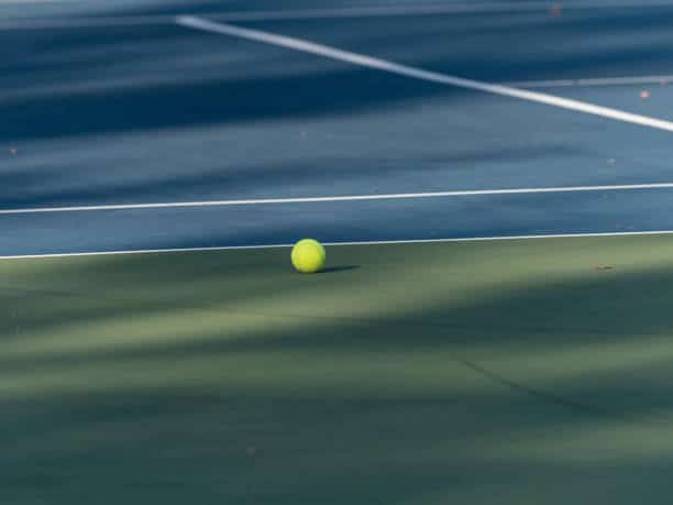 Construction d&rsquo;un Court de Tennis en Résine Synthétique à Fréjus par Service Tennis et la qualité de ces installations sportives