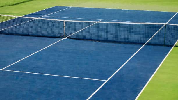 La Construction d&rsquo;un Court de Tennis en Résine Synthétique à Fréjus par Service Tennis pour son cadre de vie idyllique