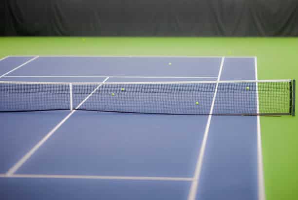 Construction d&rsquo;un court de tennis en résine synthétique à Fréjus par Service Tennis pour les court de tennis de haute qualité et durable