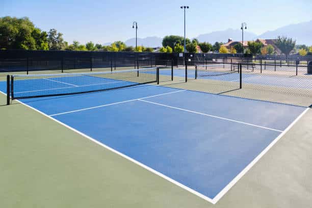 Construction d&rsquo;un Court de Tennis en Résine Synthétique à Fréjus par Service Tennis pour offrir des installations de premier ordre