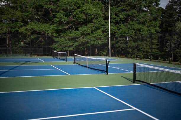 Construction d&rsquo;un Court de Tennis en Résine Synthétique à Fréjus par Service Tennis pour diverses pratiques sportives